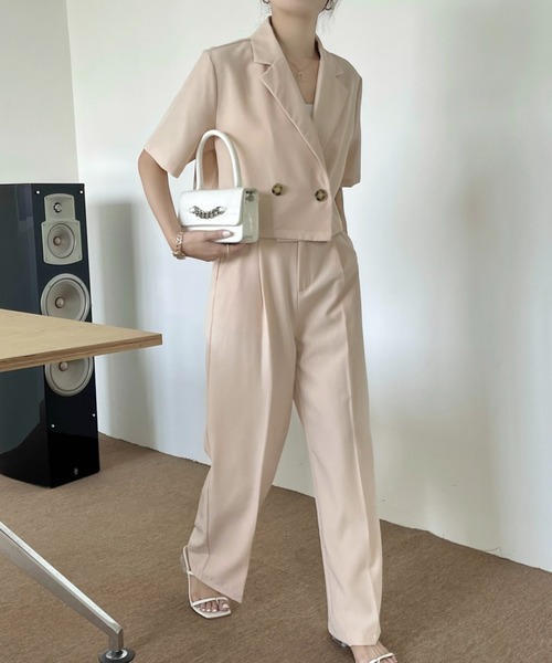 emi+（エミプラス）の「ショートテーラーサマージャケット＋センタープレスセミワイドパンツ　セットアップ（テーラードジャケット・レディース・ブラック/カーキ/ベージュ/チャコールグレー/ブラウン・M/L/S）」の17枚目の写真