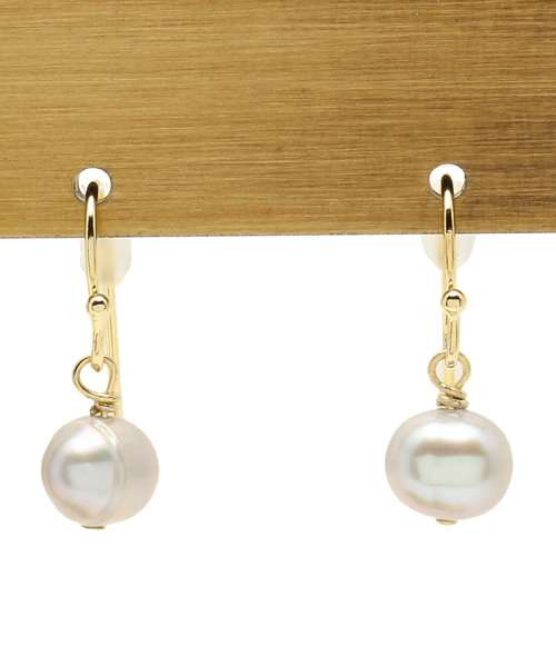 BEAMS BOY(ビームスボーイ)の「BEAMS BOY / 淡水パール ピアス 15SS(ピアス(両耳用)・レディース・ホワイト/グレー・ONE SIZE)」の1枚目の写真