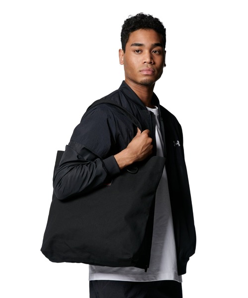 UNDER ARMOUR（アンダーアーマー）の「UAキャンバス トートバッグ（トレーニング/メンズ/レディース）（ショルダーバッグ・レディース・ブラック/ホワイト・ONESIZE）」の2枚目の写真