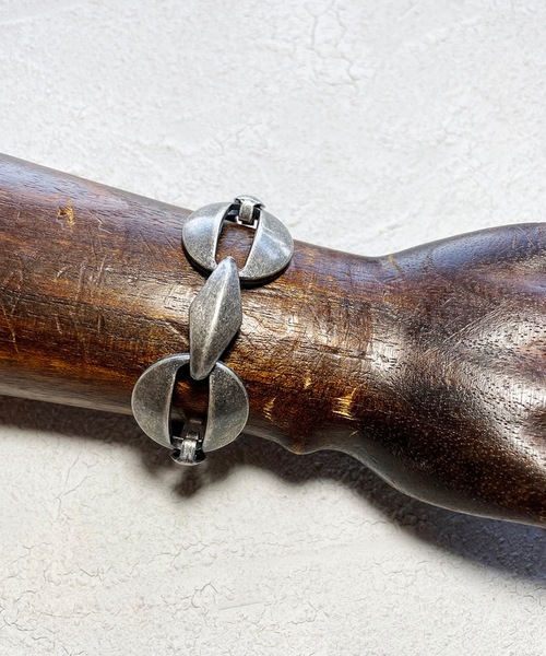 GARA（ガラ）の「GARA:STRATA BRACELET（ブレスレット・メンズ・ブラック/アンティークシルバー・M/L）」の4枚目の写真