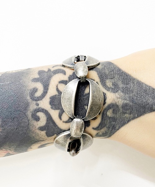 GARA（ガラ）の「GARA:STRATA BRACELET（ブレスレット・メンズ・ブラック/アンティークシルバー・M/L）」の3枚目の写真