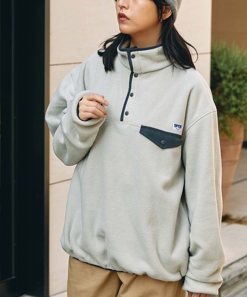 SPOC STORE（スポックストア）の「【SPOC STORE】ワンポイントロゴネーム オーバーサイズハーフボタンフリース（スウェット・レディース・パープル/ライトグレー/ブラック/アイボリー/ブルーグリーン/ブルー・M/L）」の4枚目の写真