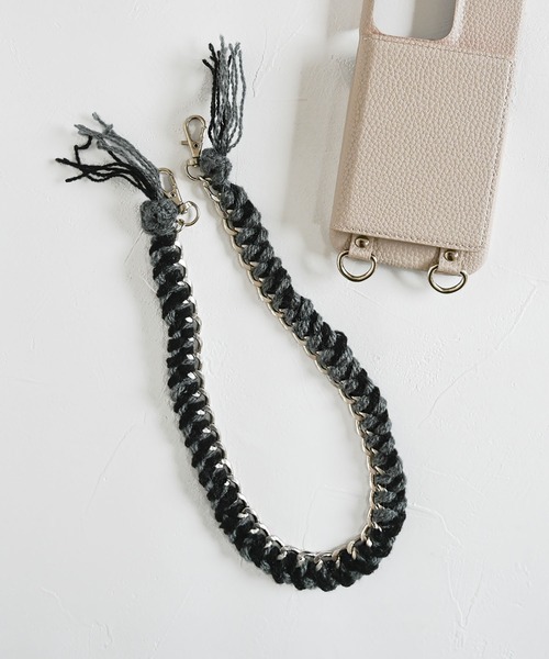 Editors Draw（エディターズドロー）の「チェーン編みハンドスマホストラップ シルバー（スマホグッズ・レディース・ホワイト×ブラック/ブラウン系その他/サックスブルー/ブラック×グレー/ピンク・ONE SIZE）」の2枚目の写真