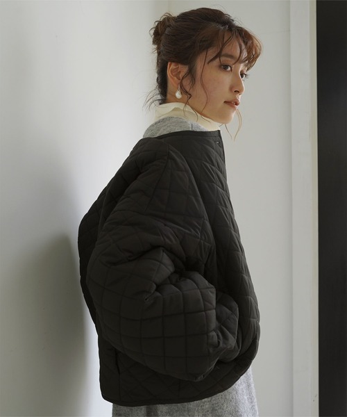 titivate(ティティベイト)の「キルティングショートジャケット(ノーカラージャケット・レディース・アイボリー/ブラック/グレイッシュベージュ・S/M)」の21枚目の写真