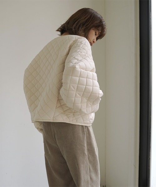 titivate(ティティベイト)の「キルティングショートジャケット(ノーカラージャケット・レディース・アイボリー/ブラック/グレイッシュベージュ・S/M)」の18枚目の写真