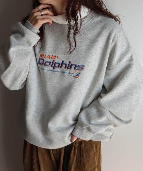 NBA/NFL/NHL/MLB（エヌビーエーエヌエフエルエヌエイチエルエムエルビー）の「MIAMI Dolphins NFL チームロゴ刺繍スウェットトレーナー（スウェット・レディース・ホワイト/グレー・M/L）」の2枚目の写真