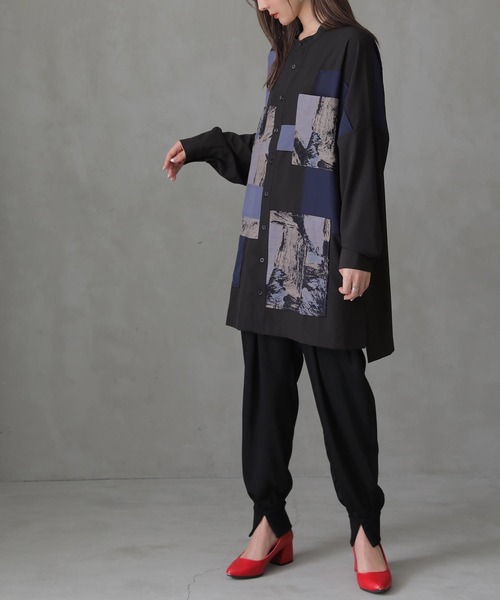 osharewalker（オシャレウォーカー）の「『パッチワークデザインロングシャツ』（シャツ/ブラウス・レディース・ブラック・1/2）」の3枚目の写真