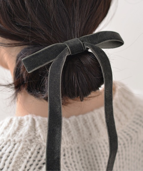 Monocoro toppi(モノコロトッピ)の「ベロア リボン ロング ヘアゴム(ヘアゴム・レディース・ブラウン/グレー/ブラック/カーキ・フリー)」の4枚目の写真