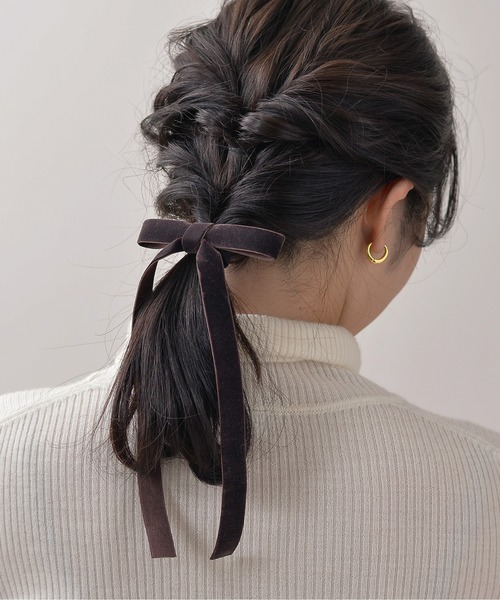 Monocoro toppi(モノコロトッピ)の「ベロア リボン ロング ヘアゴム(ヘアゴム・レディース・ブラウン/グレー/ブラック/カーキ・フリー)」の13枚目の写真