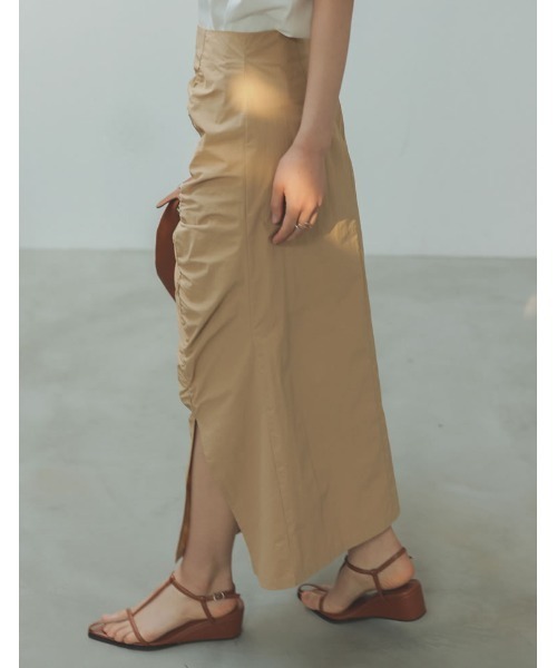 Re:EDIT（リエディ）の「[2023S/S COLLECTION][低身長/高身長サイズ有]シャーリングデザインスリットナロースカート（スカート・レディース・ベージュ/グレイッシュベージュ/ブラック・MEDIUM/SHORT/TALL/LARGE）」の9枚目の写真