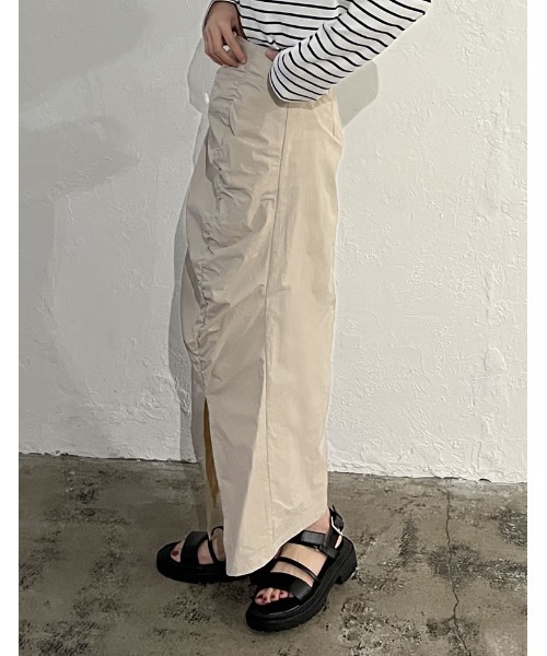 Re:EDIT（リエディ）の「[2023S/S COLLECTION][低身長/高身長サイズ有]シャーリングデザインスリットナロースカート（スカート・レディース・ベージュ/グレイッシュベージュ/ブラック・MEDIUM/SHORT/TALL/LARGE）」の14枚目の写真
