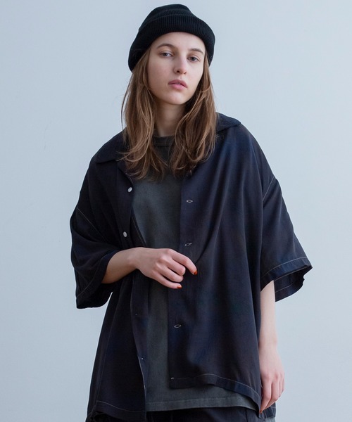 Universal Style Wear(ユニバーサルスタイルウェア)の「Universal Style Wear ダイング トロピカル シャツ(シャツ/ブラウス・メンズ・カーキ/グレイッシュブルー/スミクロ/ブラウン・MEDIUM/LARGE/X-LARGE)」の2枚目の写真