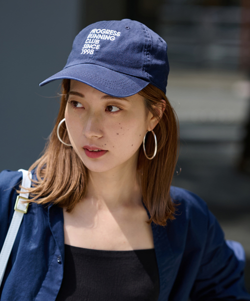 FRAMeWORK(フレームワーク)の「【PROGRESS RUNNING CLUB/プログレスランニングクラブ】PRC 1998 キャップ(キャップ・レディース・ネイビー/ホワイト・FREE)」の2枚目の写真