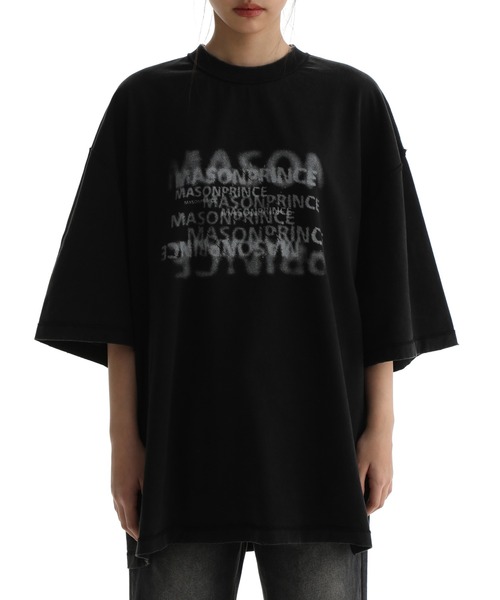 MASONPRINCE(メイソンプリンス)の「オーバーサイズ インク風ロゴプリントTシャツ DT4131【MASONPRINCE】(Tシャツ/カットソー・メンズ・グレー/ブラック・L/M/S)」の2枚目の写真