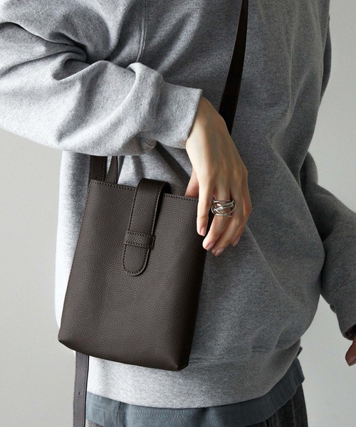 Alfred Alex（アルフレッドアレックス）の「【Alfred Alex】frap mini shoulder bag / フラップミニショルダーバッグ（ショルダーバッグ・メンズ・チャコール/ダークブラウン/グレイッシュベージュ/ブラック・FREE）」の3枚目の写真