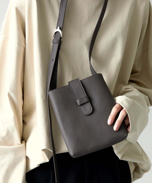 Alfred Alex（アルフレッドアレックス）の「【Alfred Alex】frap mini shoulder bag / フラップミニショルダーバッグ（ショルダーバッグ・メンズ・チャコール/ダークブラウン/グレイッシュベージュ/ブラック・FREE）」の2枚目の写真
