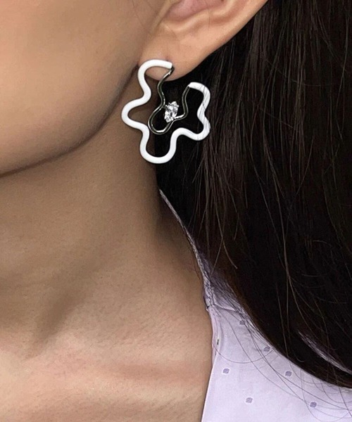 LYEON(リヨン)の「ウェーブフラワーピアス(ピアス(両耳用)・レディース・ブラック/ホワイト/グリーン・FREE)」の1枚目の写真