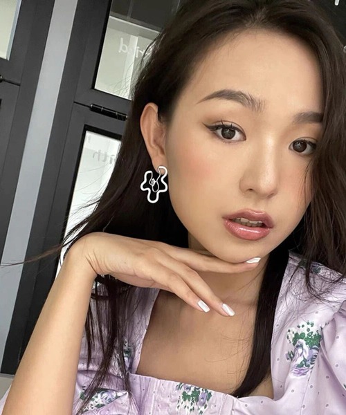 LYEON(リヨン)の「ウェーブフラワーピアス(ピアス(両耳用)・レディース・ブラック/ホワイト/グリーン・FREE)」の4枚目の写真