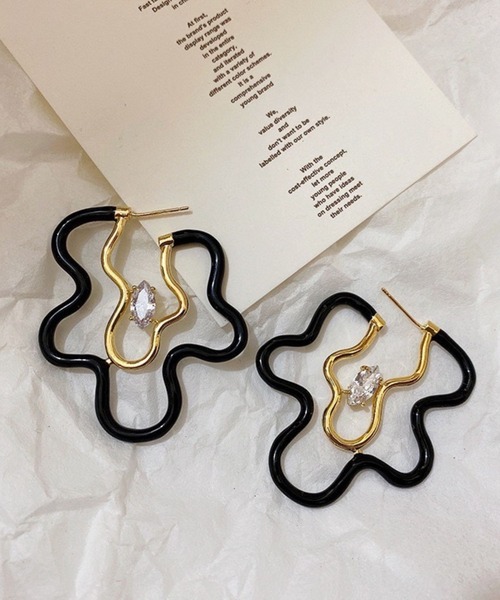 LYEON(リヨン)の「ウェーブフラワーピアス(ピアス(両耳用)・レディース・ブラック/ホワイト/グリーン・FREE)」の6枚目の写真