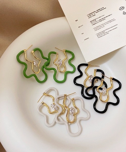 LYEON(リヨン)の「ウェーブフラワーピアス(ピアス(両耳用)・レディース・ブラック/ホワイト/グリーン・FREE)」の8枚目の写真