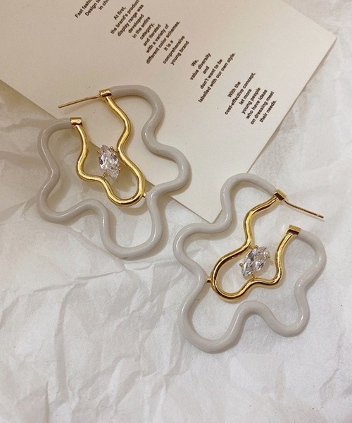 LYEON(リヨン)の「ウェーブフラワーピアス(ピアス(両耳用)・レディース・ブラック/ホワイト/グリーン・FREE)」の7枚目の写真