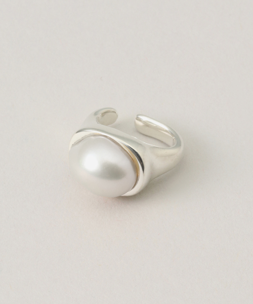 VERMEIL par iena(ヴェルメイユパーイエナ)の「【PLOW /プラウ】Pearl Ear Cuff(イヤーカフ・レディース・アイボリー・FREE)」の6枚目の写真