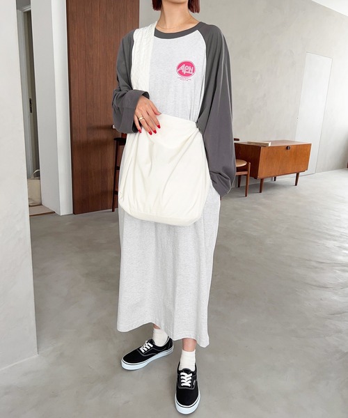 andme(アンドミー)の「配色ラグラン長袖プリントTシャツワンピース(ワンピース・レディース・チャコールグレー/グレー/ブルー/ベージュ・M)」の7枚目の写真