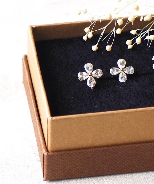 itam（アイタム）の「【itam】アイタム/ キュービックジルコニアノンホールピアス/ 金属アレルギー対応イヤリング　セット（イヤリング・レディース・ゴールド/シルバー・FREE）」の4枚目の写真