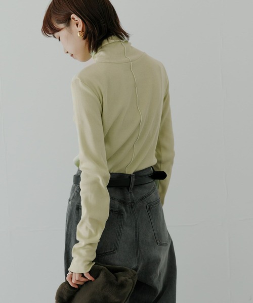 URBAN RESEARCH（アーバンリサーチ）の「『UR TECH』裏起毛タートルネックカットソー（Tシャツ/カットソー・レディース・ベージュ系その他/チャコールグレー/グリーン系その他/ブルー/オフホワイト・FREE）」の22枚目の写真