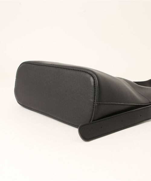 flower(フラワー)の「ポケットショルダーバッグ(ショルダーバッグ・レディース・アイボリー/ブラック・FREE)」の4枚目の写真