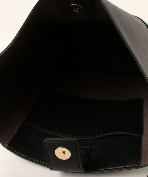 flower(フラワー)の「ポケットショルダーバッグ(ショルダーバッグ・レディース・アイボリー/ブラック・FREE)」の5枚目の写真