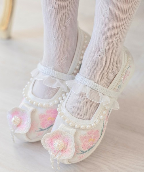 Catherine Cottage（キャサリンコテージ）の「花刺繍とパールの履物（バレエシューズ・キッズ・ベージュ/ホワイト・17/16/18/19/20/21/22）」の2枚目の写真