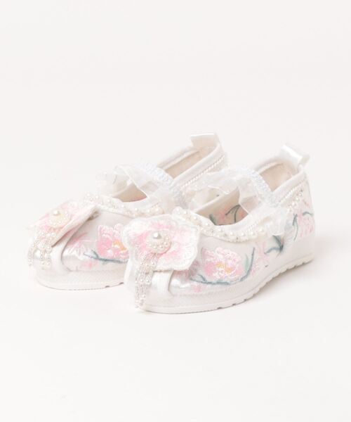 Catherine Cottage（キャサリンコテージ）の「花刺繍とパールの履物（バレエシューズ・キッズ・ベージュ/ホワイト・17/16/18/19/20/21/22）」の4枚目の写真