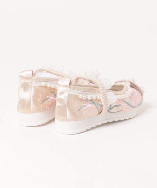 Catherine Cottage（キャサリンコテージ）の「花刺繍とパールの履物（バレエシューズ・キッズ・ベージュ/ホワイト・17/16/18/19/20/21/22）」の6枚目の写真