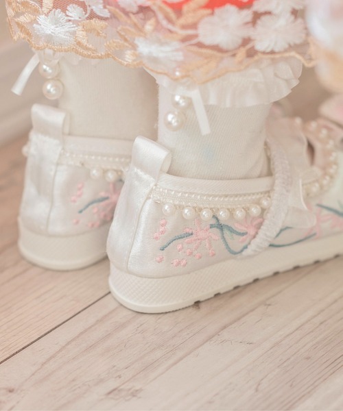 Catherine Cottage（キャサリンコテージ）の「花刺繍とパールの履物（バレエシューズ・キッズ・ベージュ/ホワイト・17/16/18/19/20/21/22）」の3枚目の写真