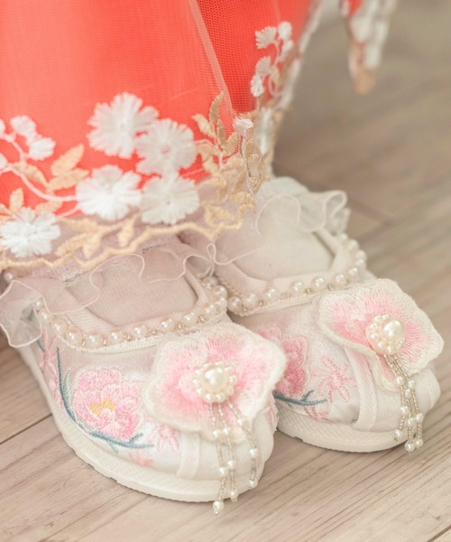 Catherine Cottage（キャサリンコテージ）の「花刺繍とパールの履物（バレエシューズ・キッズ・ベージュ/ホワイト・17/16/18/19/20/21/22）」の11枚目の写真