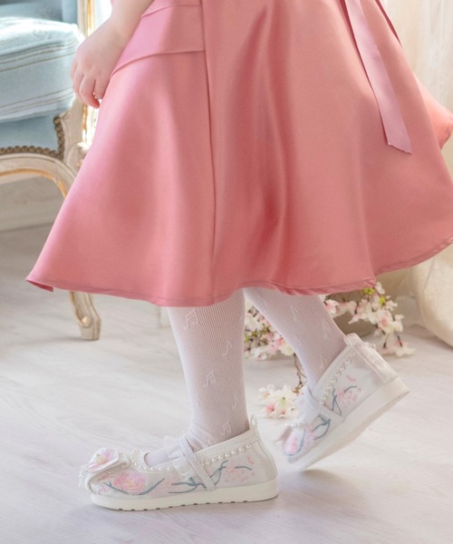 Catherine Cottage（キャサリンコテージ）の「花刺繍とパールの履物（バレエシューズ・キッズ・ベージュ/ホワイト・17/16/18/19/20/21/22）」の12枚目の写真