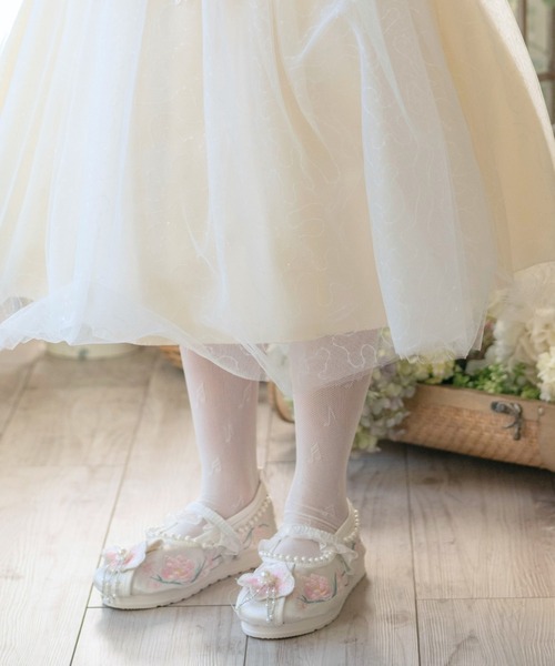 Catherine Cottage（キャサリンコテージ）の「花刺繍とパールの履物（バレエシューズ・キッズ・ベージュ/ホワイト・17/16/18/19/20/21/22）」の18枚目の写真