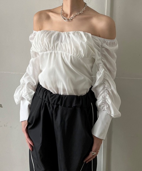 Jewelobe(ジュエローブ)の「2wayギャザーディテールデザイントップス(シャツ/ブラウス・レディース・ホワイト/ベージュ/ブラック・FREE)」の2枚目の写真