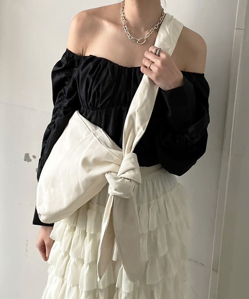 Jewelobe(ジュエローブ)の「2wayギャザーディテールデザイントップス(シャツ/ブラウス・レディース・ホワイト/ベージュ/ブラック・FREE)」の1枚目の写真