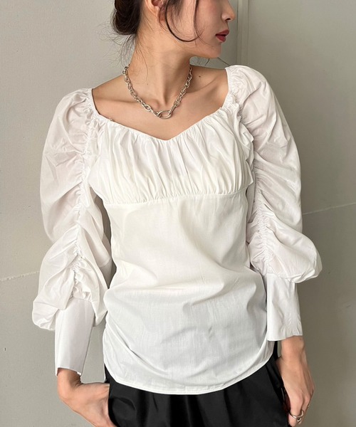 Jewelobe(ジュエローブ)の「2wayギャザーディテールデザイントップス(シャツ/ブラウス・レディース・ホワイト/ベージュ/ブラック・FREE)」の4枚目の写真