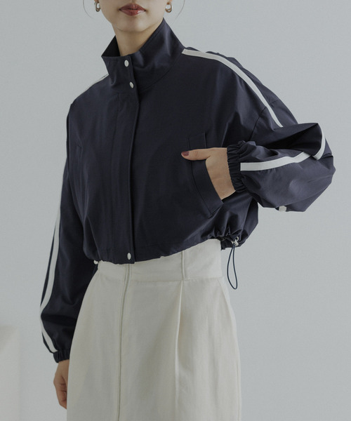 CE'E_SE'E（シーシー）の「クロップドトラックブルゾン（ブルゾン・レディース・ベージュ/ネイビー・FREE）」の2枚目の写真