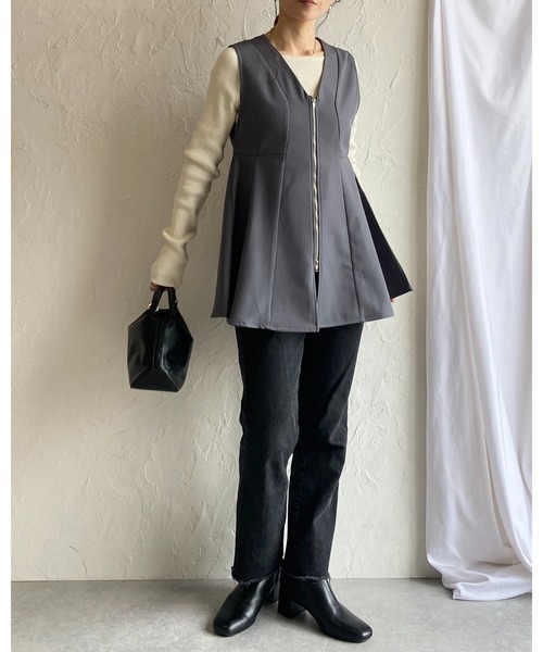 She's Closet(シーズクローゼット)の「フロントダブルジップVネックボリュームフレアペプラムジレベスト(ベスト・レディース・アイボリー/ブラック/チャコールグレー・FREE)」の9枚目の写真
