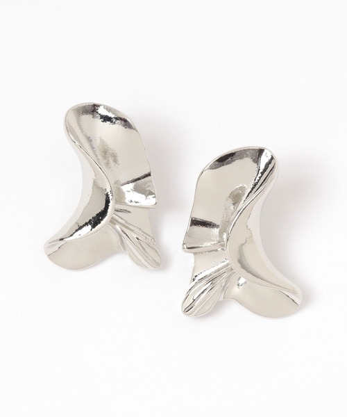 BAYFLOW(ベイフロー)の「変形プレートイヤリング(イヤリング・レディース・シルバー/ゴールド・FREE)」の2枚目の写真