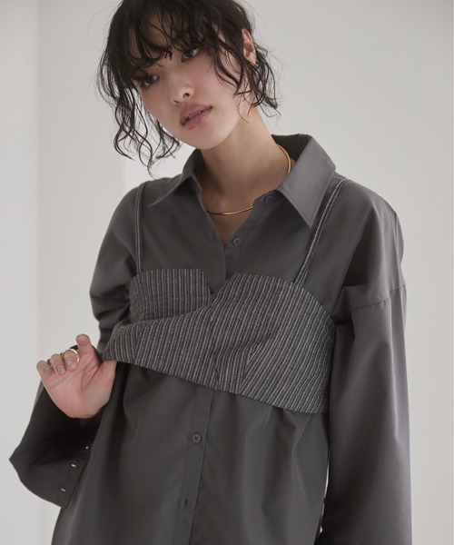 ANGIE(アンジー)の「ワイドカフスオーバーサイズシャツ【ビスチェ付き・2点セット】(シャツ/ブラウス・レディース・ホワイト/ダークグレー・FREE)」の2枚目の写真