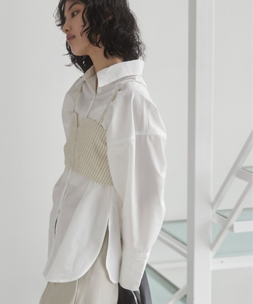 ANGIE(アンジー)の「ワイドカフスオーバーサイズシャツ【ビスチェ付き・2点セット】(シャツ/ブラウス・レディース・ホワイト/ダークグレー・FREE)」の12枚目の写真