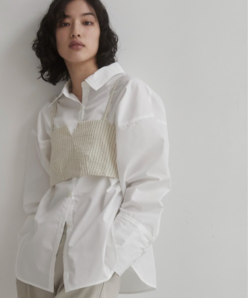 ANGIE(アンジー)の「ワイドカフスオーバーサイズシャツ【ビスチェ付き・2点セット】(シャツ/ブラウス・レディース・ホワイト/ダークグレー・FREE)」の11枚目の写真