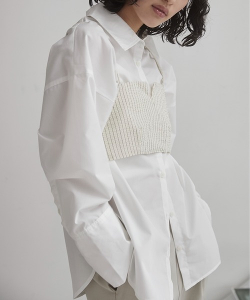 ANGIE(アンジー)の「ワイドカフスオーバーサイズシャツ【ビスチェ付き・2点セット】(シャツ/ブラウス・レディース・ホワイト/ダークグレー・FREE)」の10枚目の写真