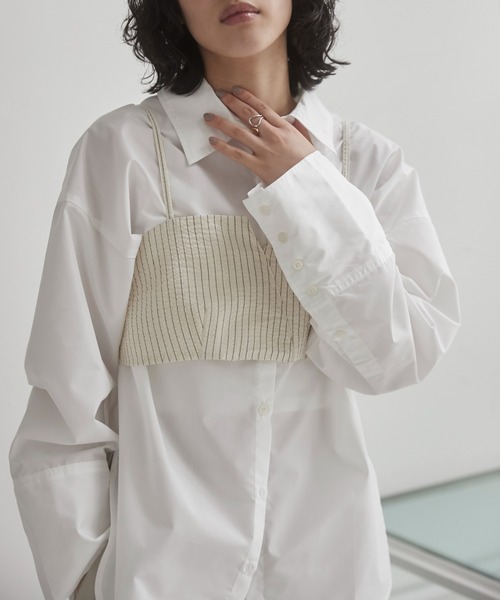 ANGIE(アンジー)の「ワイドカフスオーバーサイズシャツ【ビスチェ付き・2点セット】(シャツ/ブラウス・レディース・ホワイト/ダークグレー・FREE)」の9枚目の写真