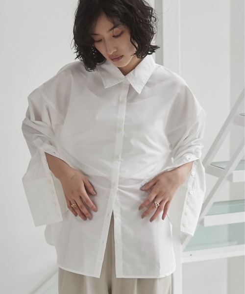 ANGIE(アンジー)の「ワイドカフスオーバーサイズシャツ【ビスチェ付き・2点セット】(シャツ/ブラウス・レディース・ホワイト/ダークグレー・FREE)」の6枚目の写真